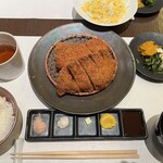 Kioicho Tonkatsu Yoshoku Hitomi - 長右衛門豚の本日のとんかつ。カツ2枚で大分お腹いっぱいになります。