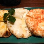 インディアン タンドリー BINDU - チーズナン食べ比べ 750円✨ガーリック、プレーン、明太子と全てチーズたっぷり。特に明太チーズはぜひ単品メニューにしてほしい旨さ!!!!