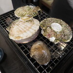 Seafood Tonya Sannomiya Seri Ichi - ホタテ貝にホンビノス貝を目の前で焼き立てで頂く