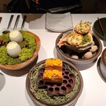 French Restaurant Cent secrets - ②馬肉タルタル、鱒イクラ載せ③浅蜊タルト④玉蜀黍のピューレ入りブリオッシュ、雲丹載せ⑤ニシ貝&焼き狩留家茄子、馬鈴薯のムース&サワークリーム載せ⑥アボカド&本鮪赤身、生地巻き、オシェトラキャビア載せ