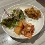 Private rooms Korean Yakiniku Banwaen Ikebukuro Ten - サラダ、キムチ、カクテキ、からあげ