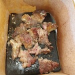 ワンダーステーキ - 肉は小さくカットしてニンニクと塩胡椒で味付け(^^)