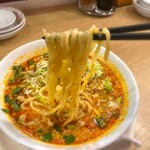 Chomolungma - 麺はモチモチ　白胡麻スープによく合います