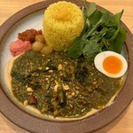 チキュウ マサラ - 料理写真:からし菜キムチとほうれん草のキーマカレー