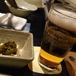 Kuimono Ya Wan Hankyu Tsukaguchi Ten - 乾杯ビールはピッチャーで。付き出しは高菜そぼろ豆富。