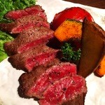 ハヌリ - 世界に誇る日本の和牛！！和牛赤身の２か月熟成肉。１２キロの塊肉を当社味の研究厨房の熟成庫で熟成させました。旨み溢れる最高の赤身が完成しました。付け合せの野菜はオーナーが競落してきた新鮮焼き野菜です。美味しいです。美味しい！１１月１４日～ご提供させていただきます。 