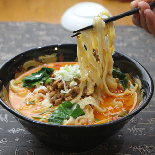 【必食】辛ウマスープと自家製麺が絡み合う《マーラー刀削麺》