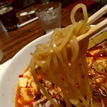 上海華龍 - 【2017.4.12(水)】マーボーラーメン(並盛)780円の麺