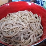 雪国茶屋 - 手打ち蕎麦（生蕎麦は単品800円）。この界隈の蕎麦の王道らしい平打ちの蕎麦です。