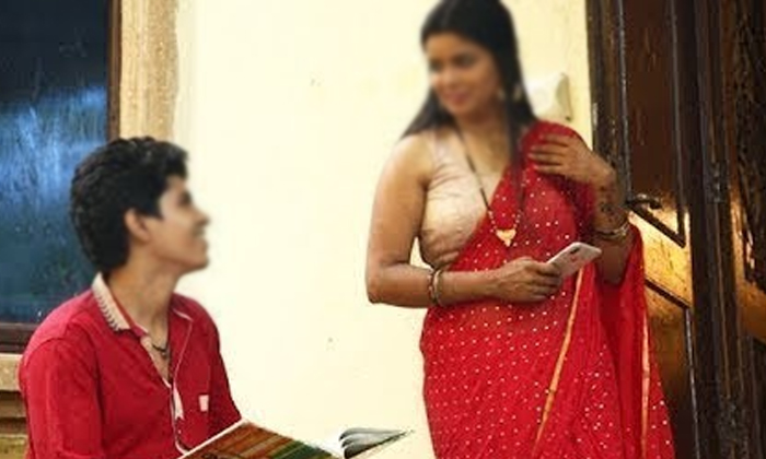  50 Years Old Woman Love Affair With 25 Year Old Boy In Uttar Pradesh, Uttar Pra-TeluguStop.com