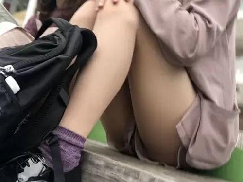 【盗撮】場所バレ必須かも！某所で座っているスレンダー美脚の女子大生風ギャルのパンチラを隠し撮り！