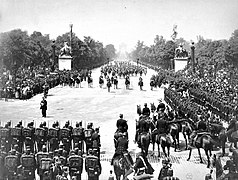 Passage du cortège sur les Champs-Élysées.