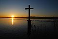 Holzkreuz im flachen Uferwasser bei Berg zur Erinnerung an den Tod von König Ludwig II.