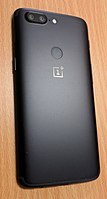 Die Rückseite des OnePlus 5T: oben Dual-Digitalkamera mit LED-Blitz, darunter Fingerabdrucksensor