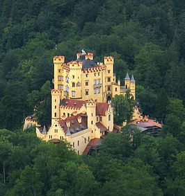 Slot Hohenschwangau gezien vanaf Slot Neuschwanstein