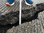 能登空港の滑走路に生じた段差10cm以上のひび割れ