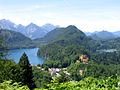 Castelul Hohenschwangau, la dreapta satului, văzut de la Castelul Neuschwanstein