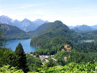 Le château de Hohenschwangau avec les lacs Alpsee (à gauche) et Schwansee (à droite)