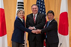 左から韓国の康京和外交部長官、米国のマイク・ポンペオ国務長官、茂木（2020年2月15日）