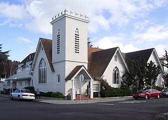 El denomináu "góticu de carpinteru" (carpenter gothic)[22] na ilesia Unitarian Universalists of San Mateo, California, 1905, colos típicos abat-sons na torre.