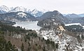 El palacio de Hohenschwangau, a la derecha del pueblo, visto desde Neuschwanstein.