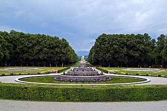 A központi tengely a Latona szökőkúton át a Chiemsee felé a versailles-i kilátást utánozza a Grand Canalra.