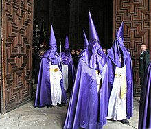 Capuchones vor der Kathedrale in Valladolid