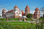 Мирският замък, построен през XVI в. в стил късна тухлена готика, е един от малкото останали архитектурни паметници от бившата Полско-литовска държава в днешен Беларус.