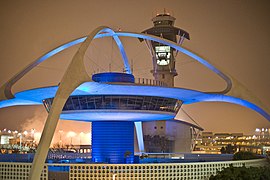 Le Theme Building Googie (1961) de l’aéroport international de Los Angeles, inspiré d'un vaisseau spatial.