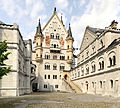 Castelul Neuschwanstein, vedere din locaţia capelei nerealizate la nivelul curţii de sus: Budoarul (în stânga), partea din faţă a palatului şi Casa Cavalerilor (în dreapta)