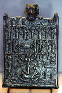 Plaque en bronze servant à protéger contre Lamashtu (période néo-assyrienne, vers 911-609 avant J.-C., Musée du Louvre).