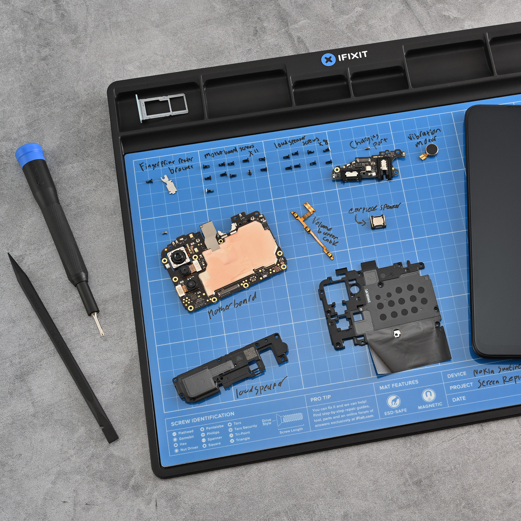 FixMat avec pièces Nokia G22 et divers outils iFixit