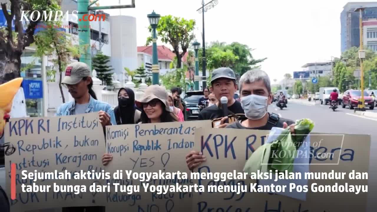 Aktivis di Yogyakarta Gelar Aksi Jalan Mundur, Desak KPK Panggil Anak-Menantu Jokowi