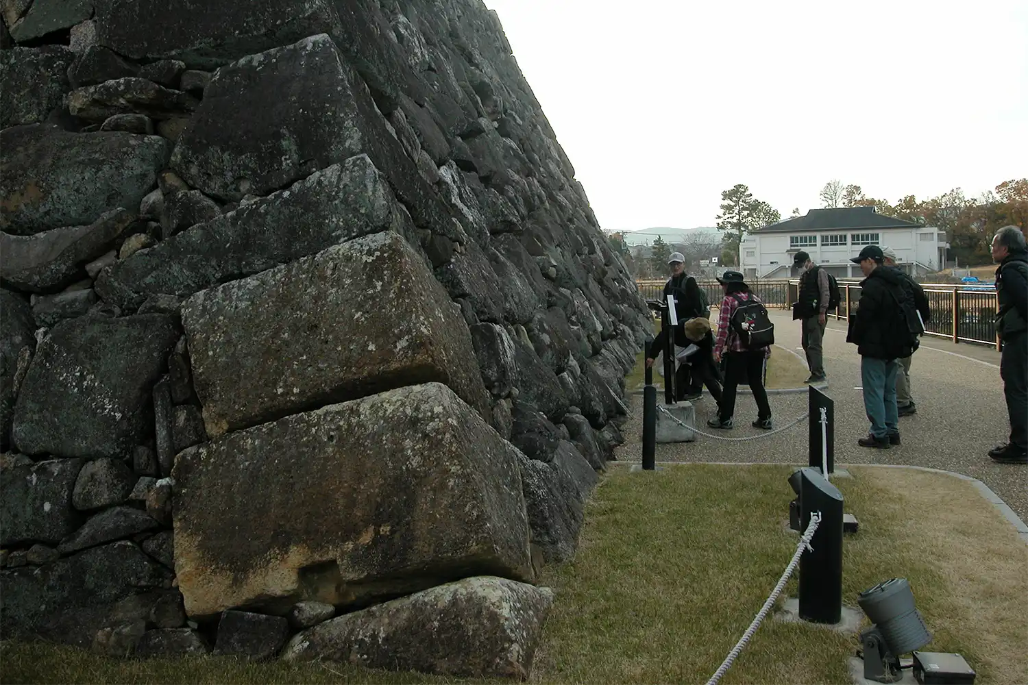 平城京の羅城門の礎石と伝えられている郡山城天守台の石垣＝2023年12月、大和郡山市城内町