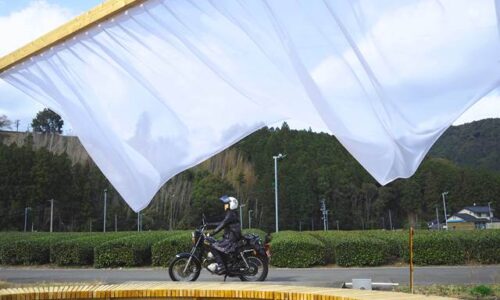 無人駅の芸術祭 カーテンと女性バイク乗り