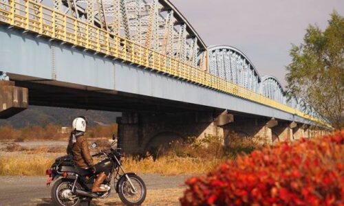 大井川橋とバイク乗り