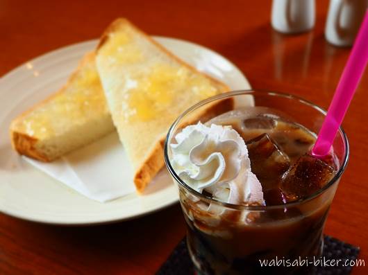 飲むコーヒーゼリーとトースト