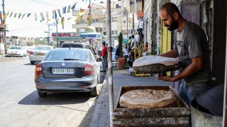 خباز فلسطيني في مدينة رام الله بالضفة الغربية.