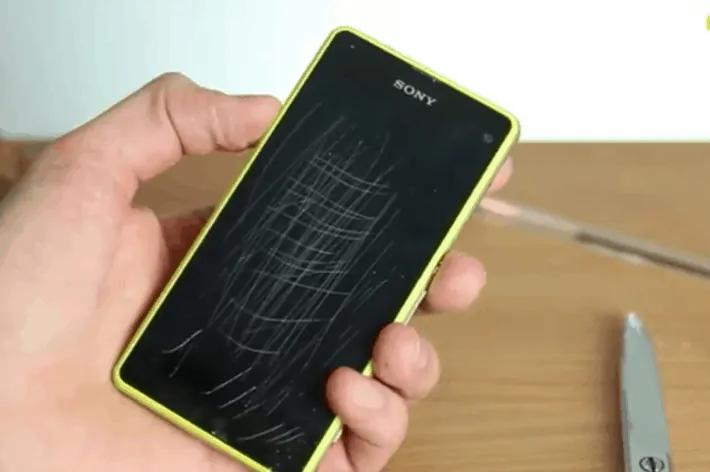 Featured image for Sony Xperia Z1 Compact Has It's Anti-Shatter-Film Scratched and Removed