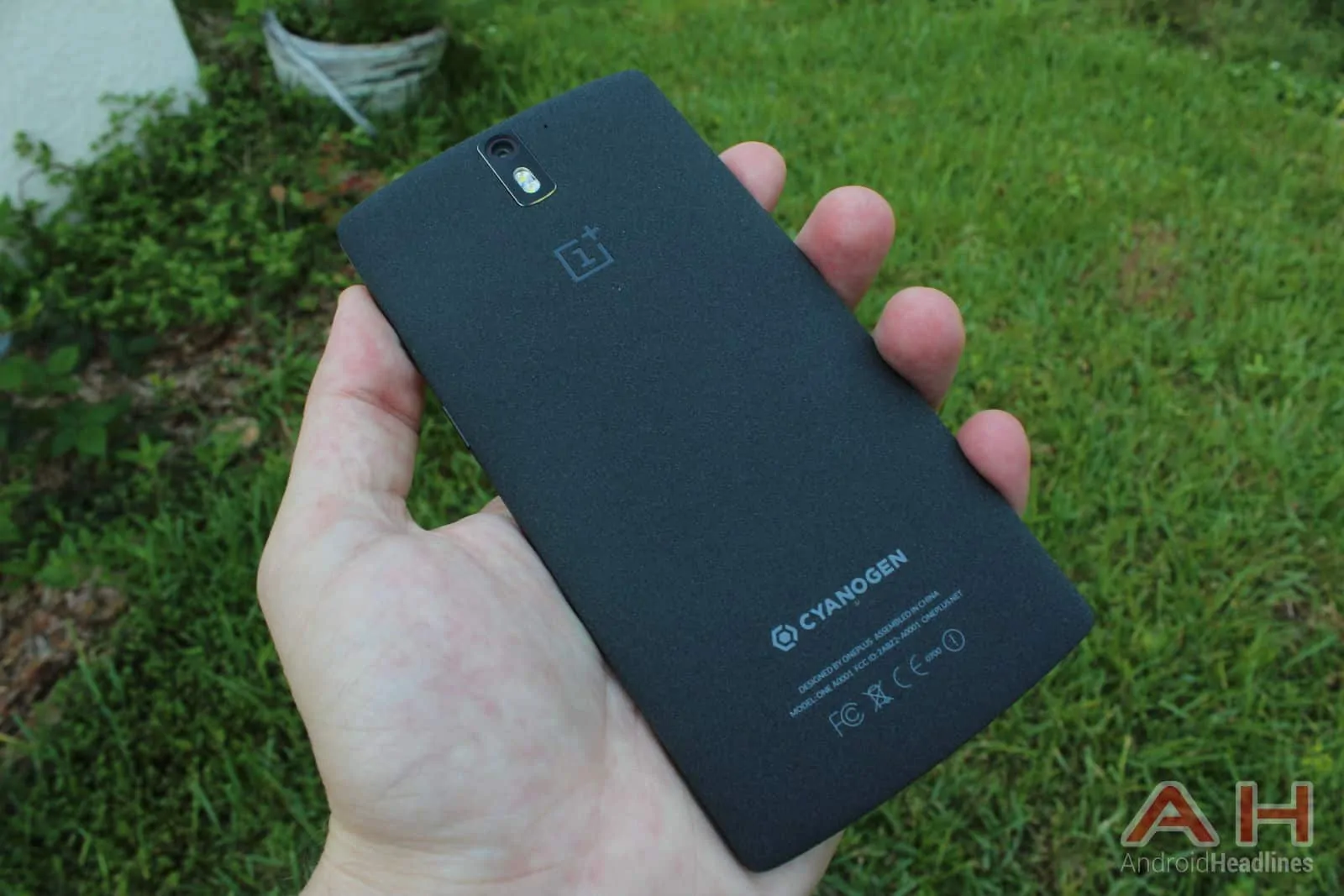 OnePlus One holding back