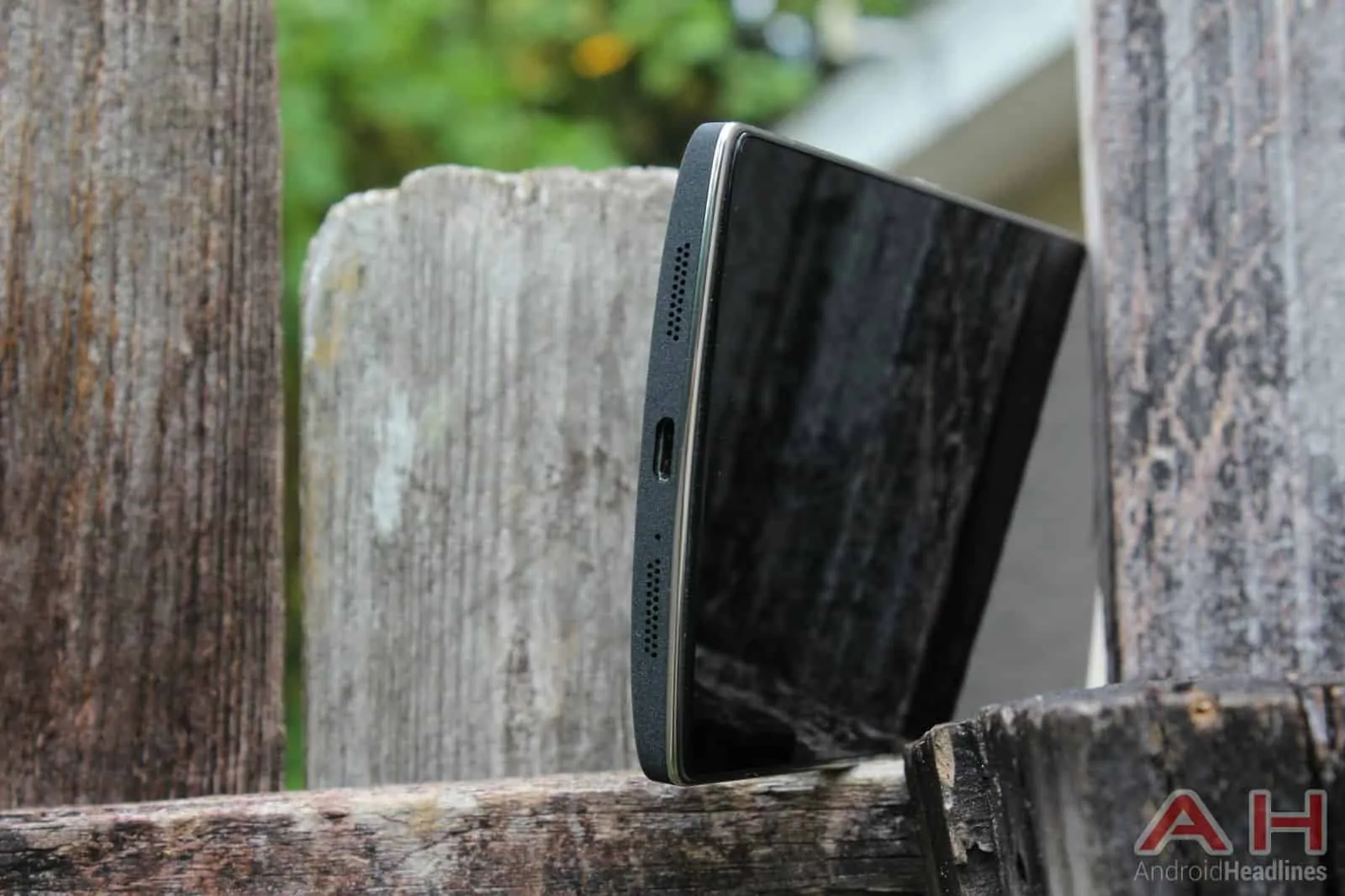 OnePlus One bottom speakers