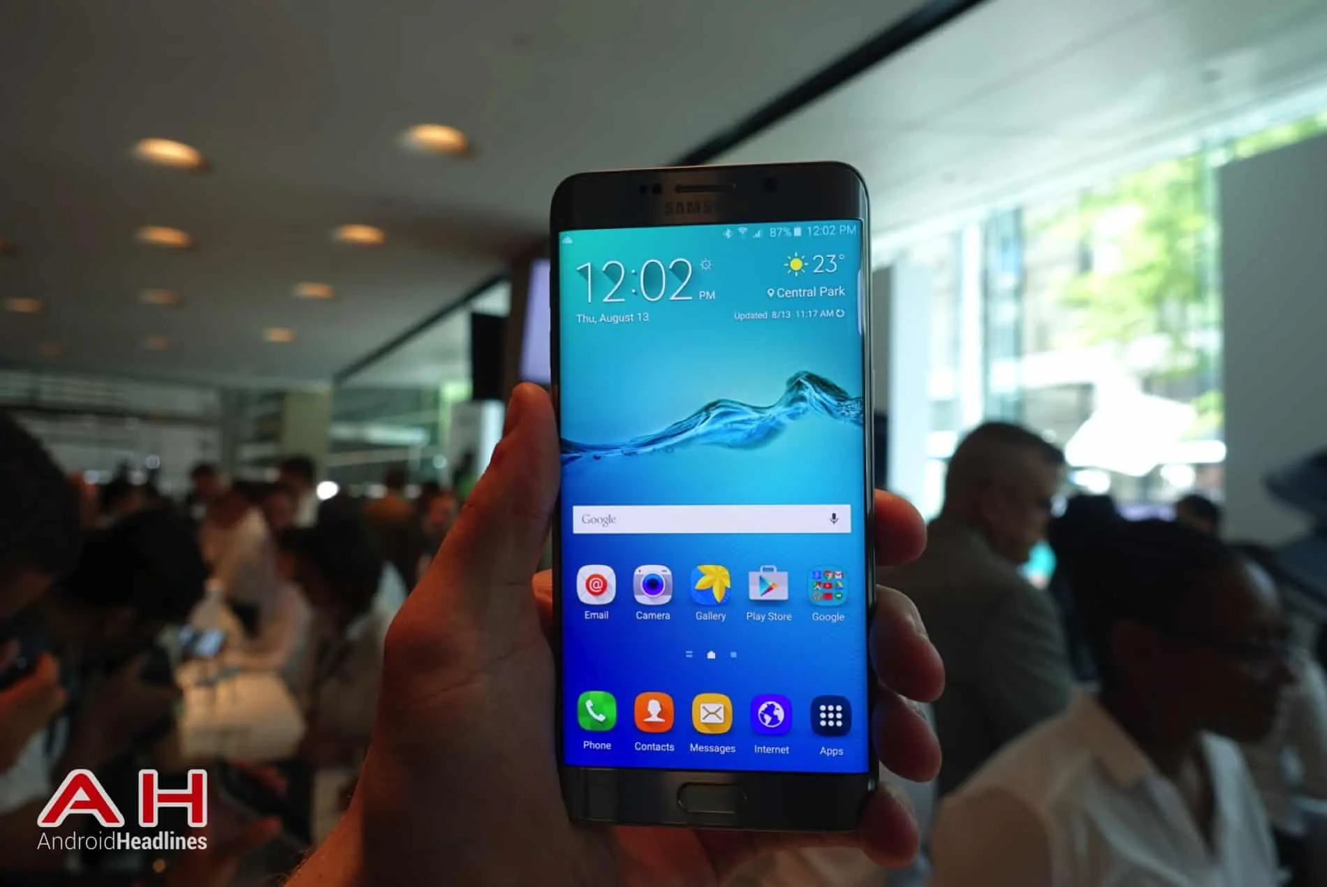 Galaxy S6 Edge Hands On AH 01