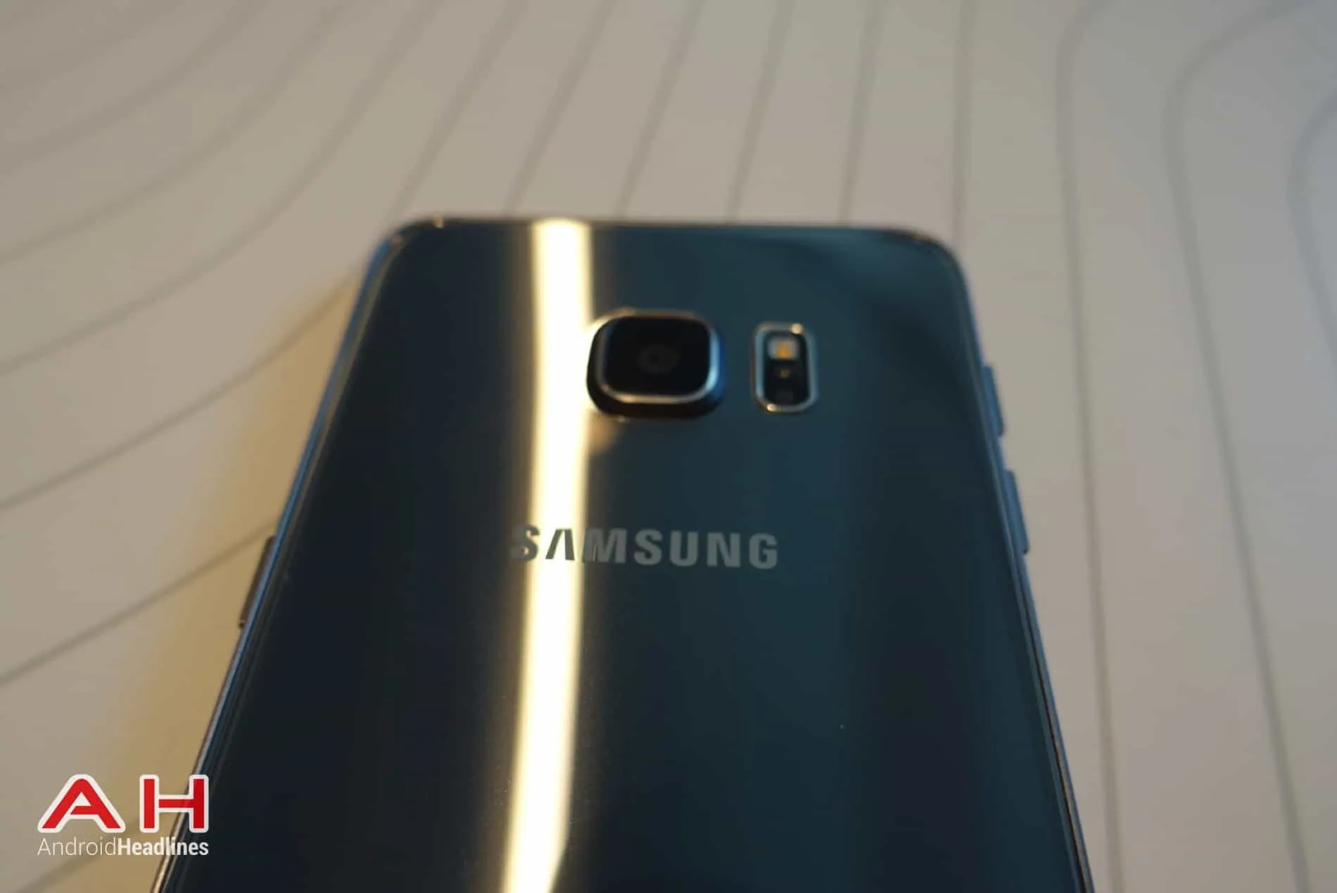 Galaxy S6 Edge Hands On AH 22