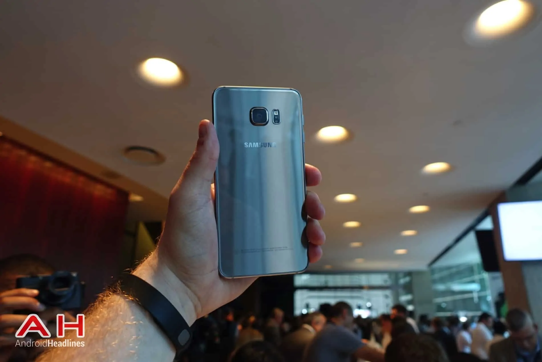 Galaxy S6 Edge Hands On AH 23