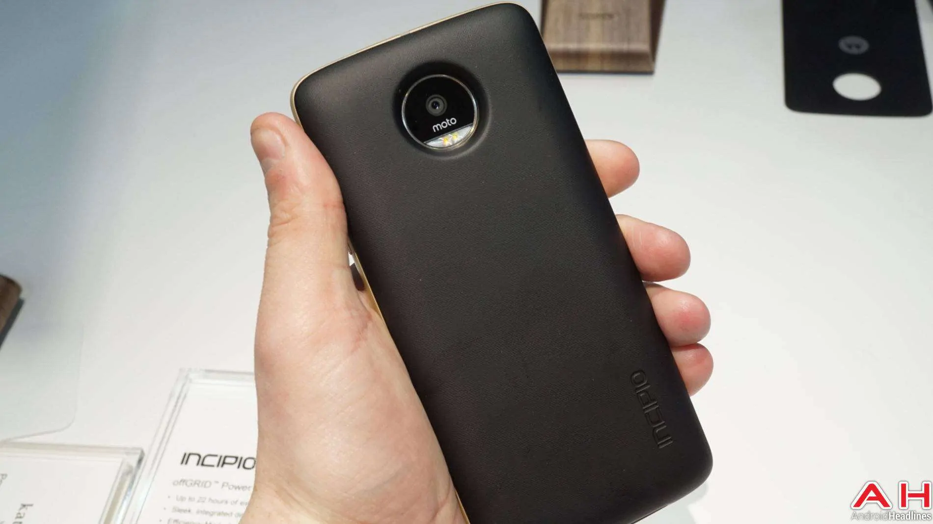 Incipio Moto Mods Lenovo Hands On AH 5 4