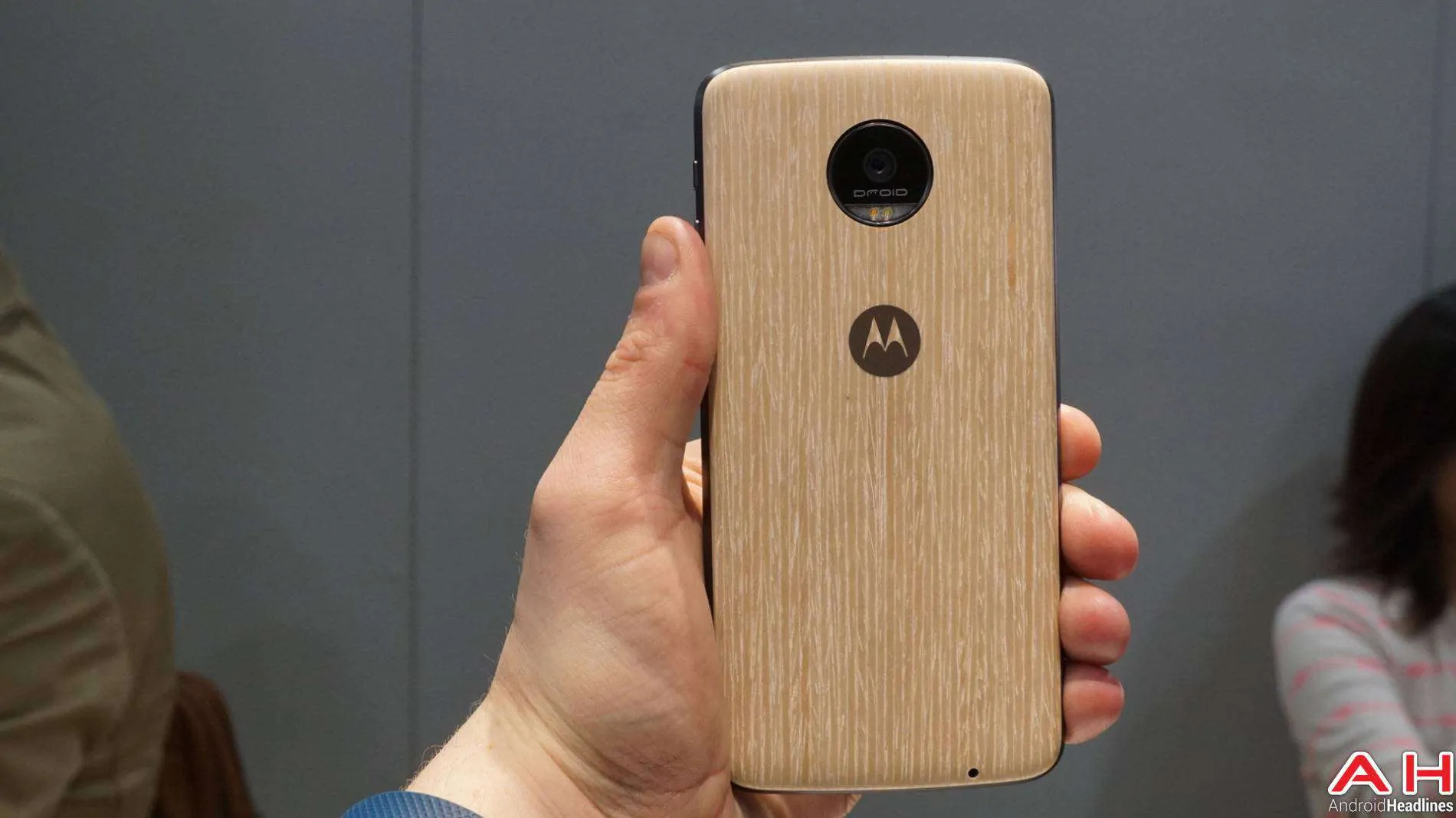 Lenovo Moto Z DROID Edition 2016 Hands On AH 15