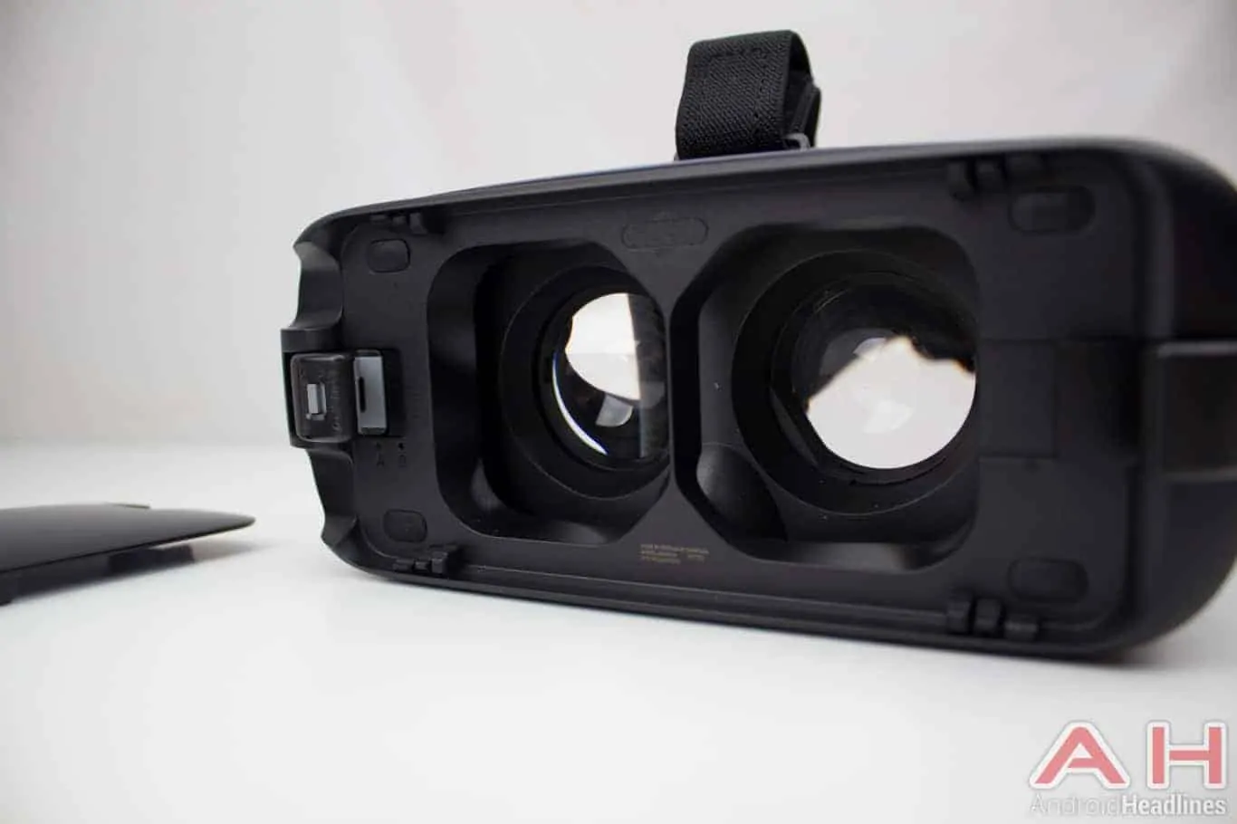 Featured image for Free Samsung Adapter Fixes Gear VR, Note 9 Incompatibility