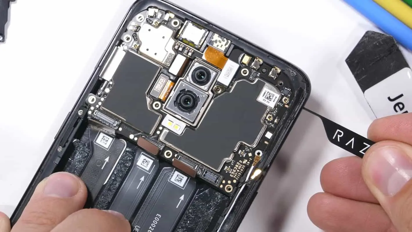 Featured image for OnePlus 6T's In-Display Fingerprint Scanner Shown In Teardown