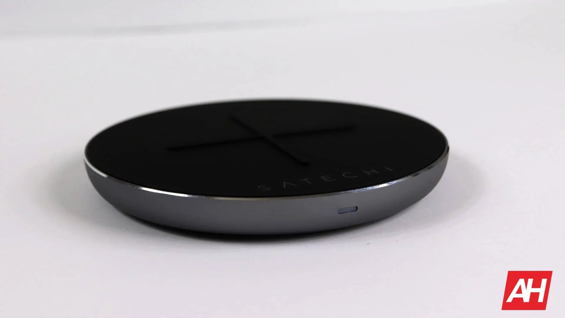 Satechi Wireless Charger V2 Review 02 AH