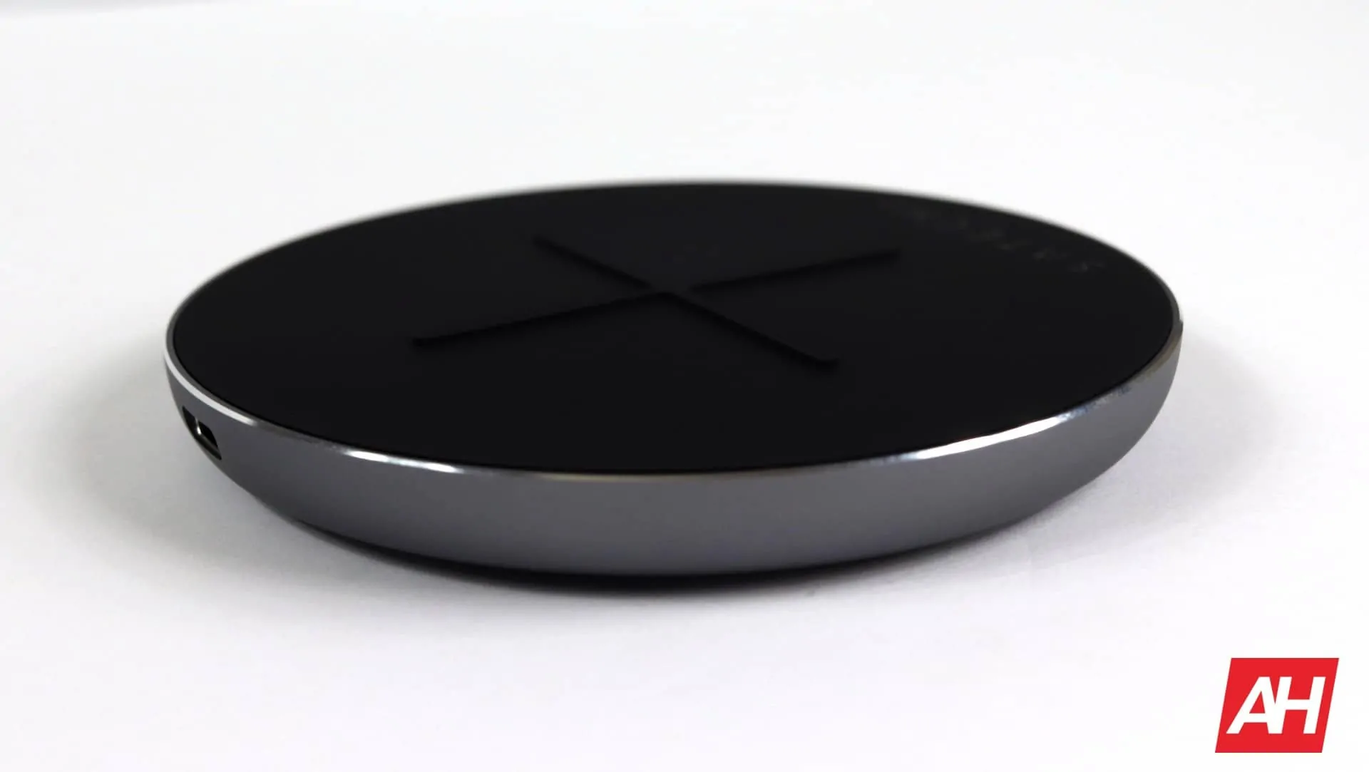 Satechi Wireless Charger V2 Review 03 AH